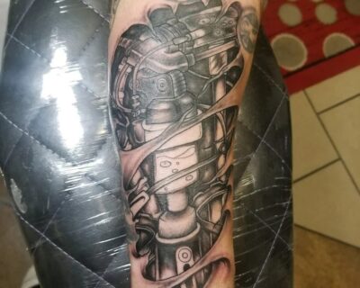 Iron-Ink-Custom-Tattoo-And-piercing.-min-1